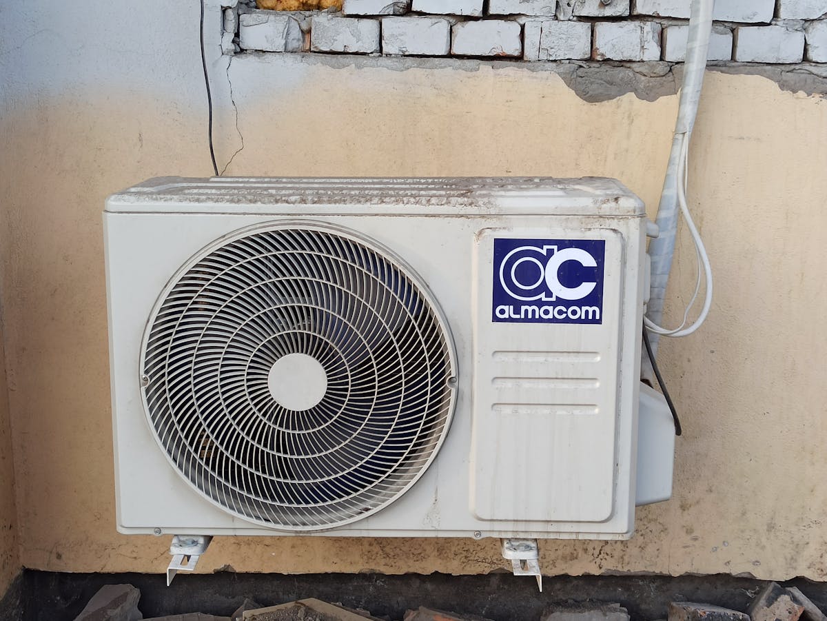 Wall mounted ductless mini split air conditioning unit